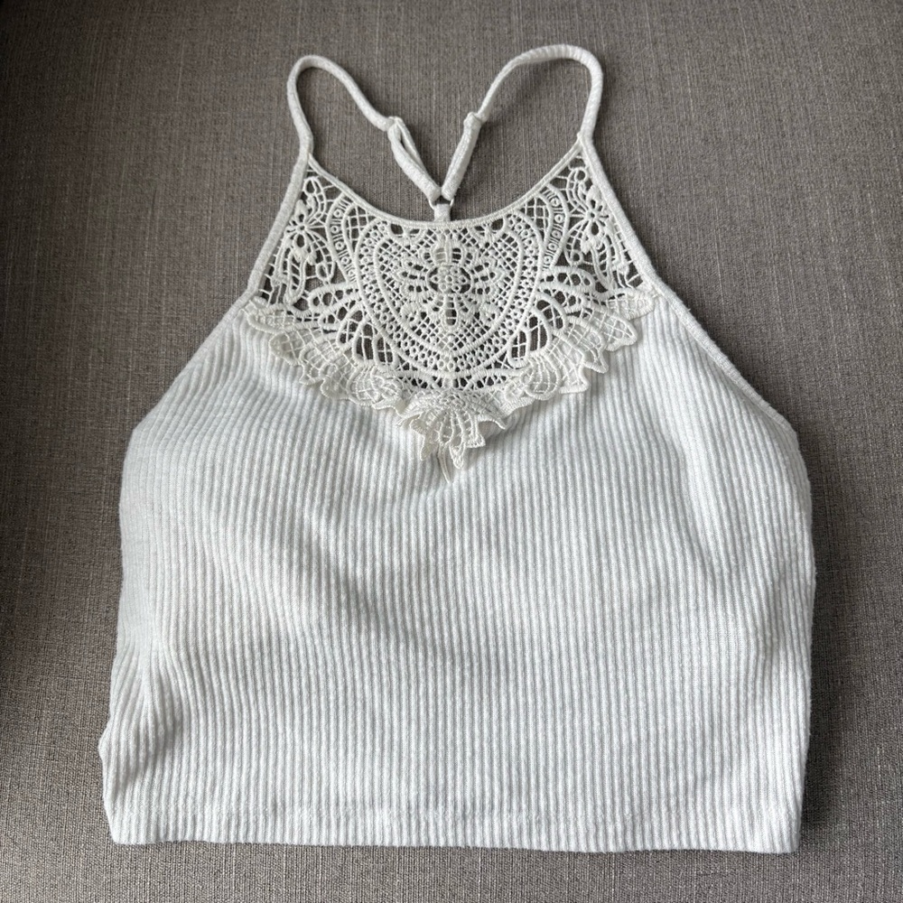 So Women’s white ribbed knit high-neck crop top with crochet lace trim - S